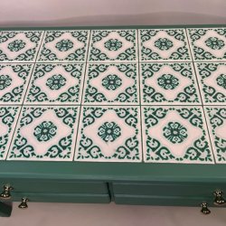 Bord med kakler og skuffer - SOLGT