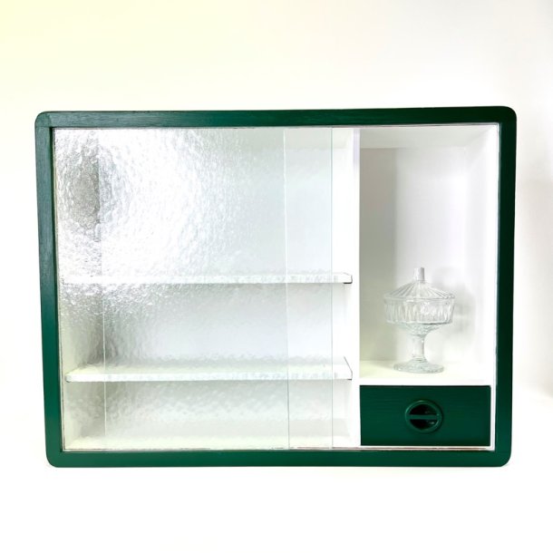 Lille retro skab med skydel�ger i glas 