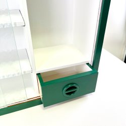 Lille retro skab med skydel�ger i glas 