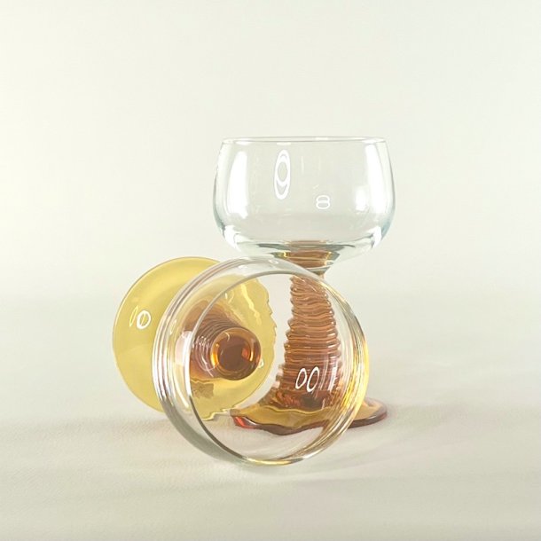 Rmerglas - ravfarvet fod og klar kumme