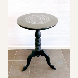 Rundt bord med tre ben