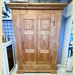 Gammelt afsyret skab SOLGT