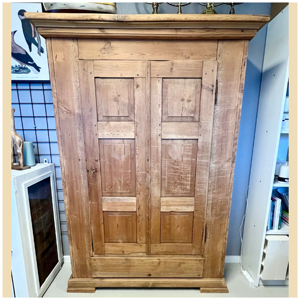 Gammelt afsyret skab SOLGT