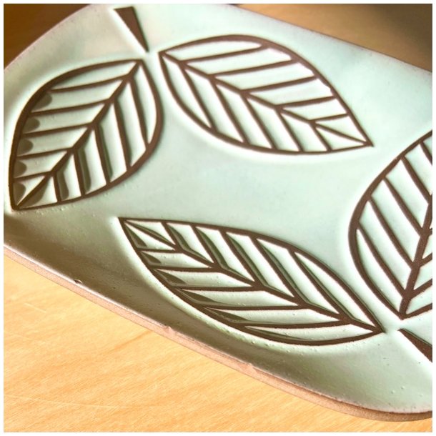 Schollert keramik asiet med bladmnster