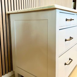 Kommode med marmortop