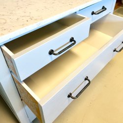 Kommode med marmortop