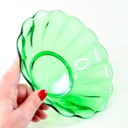 Glassk�l - lysegr�n, b�lgende kant