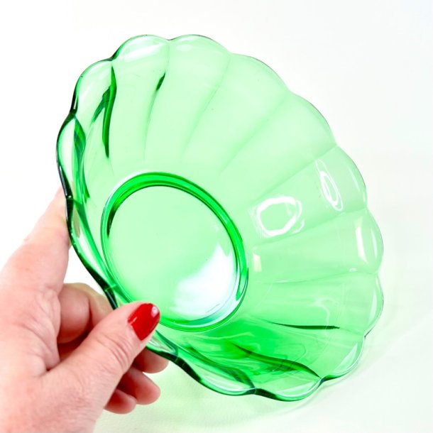 Glassk�l - lysegr�n, b�lgende kant