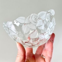 Glasskl med frostede roser 