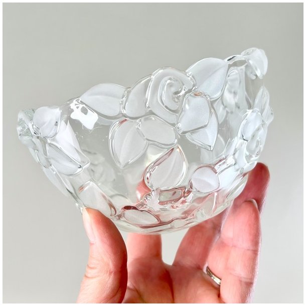 Glasskl med frostede roser 