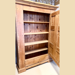 Gammelt afsyret skab SOLGT