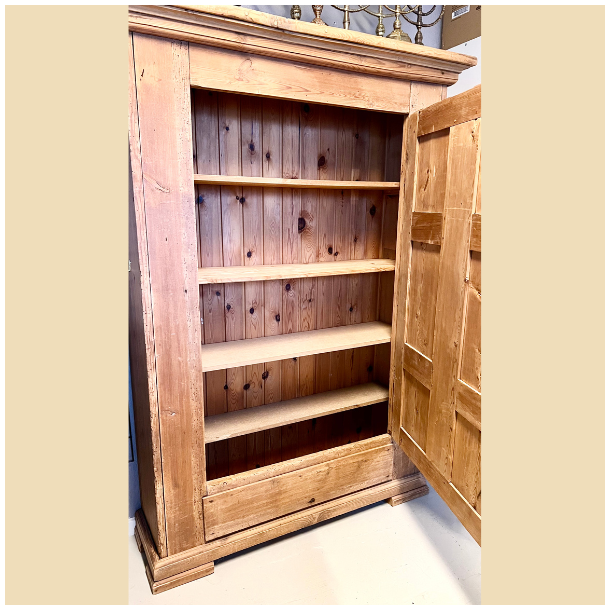 Gammelt afsyret skab SOLGT