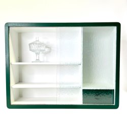 Lille retro skab med skydel�ger i glas 