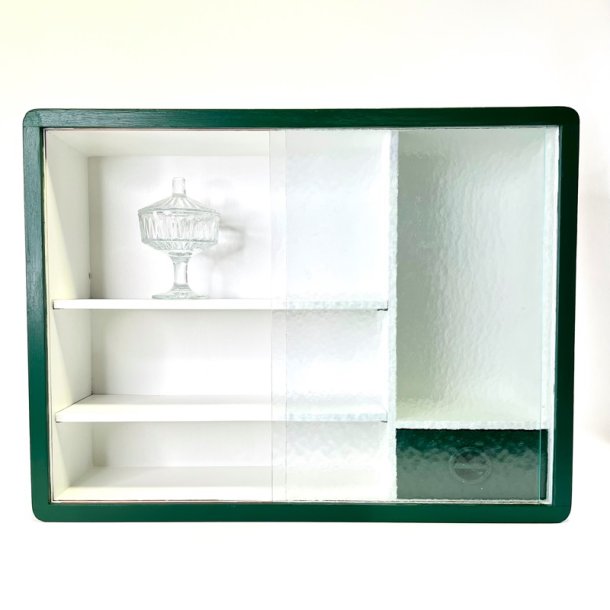 Lille retro skab med skydel�ger i glas 