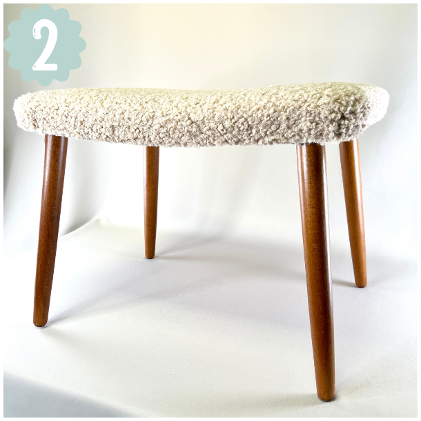 Skammel med 4 teak ben + teddy stof