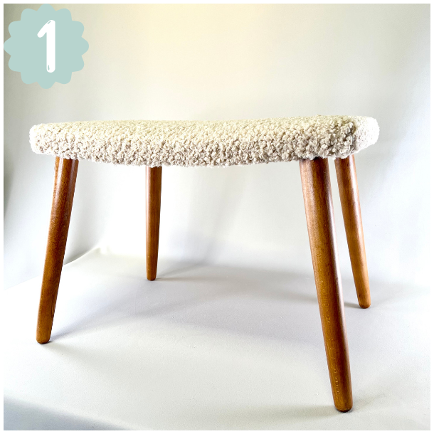 Skammel med 4 teak ben + teddy stof