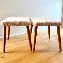 Skammel med 4 teak ben + teddy stof