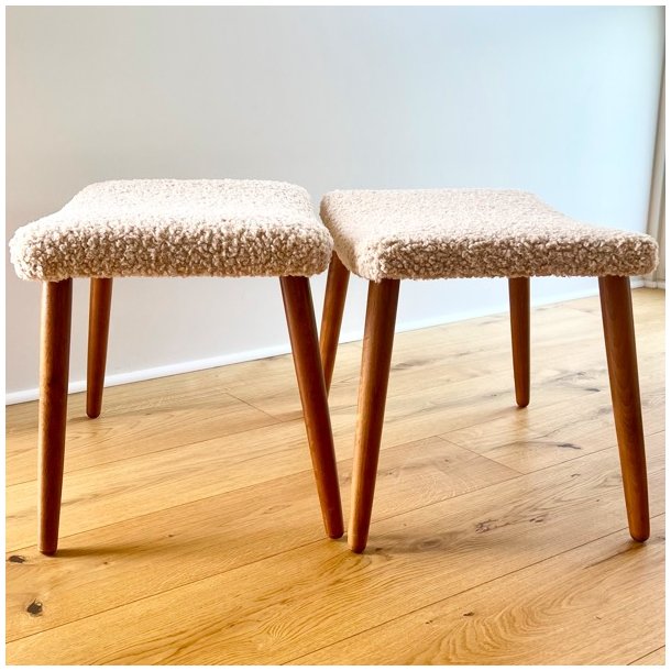 Skammel med 4 teak ben + teddy stof