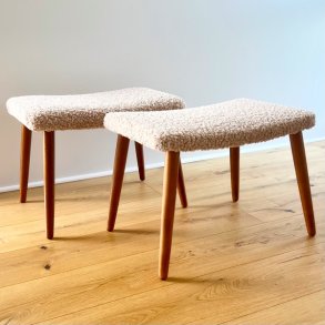 Skammel med 4 teak ben + teddy stof