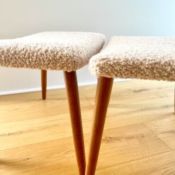 Skammel med 4 teak ben + teddy stof