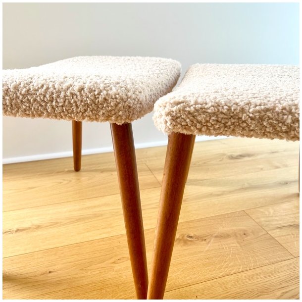 Skammel med 4 teak ben + teddy stof