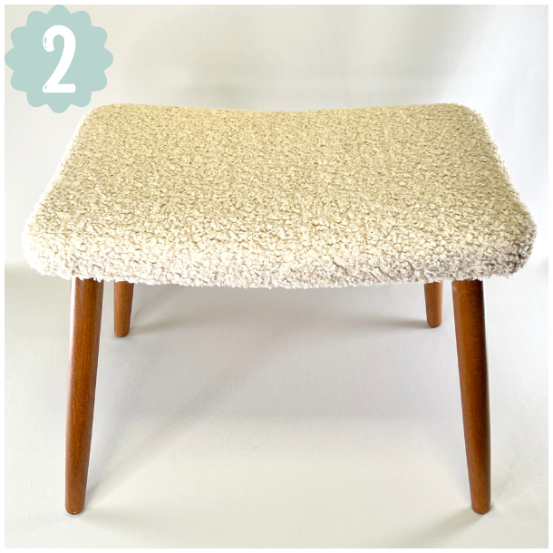 Skammel med 4 teak ben + teddy stof