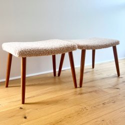 Skammel med 4 teak ben + teddy stof