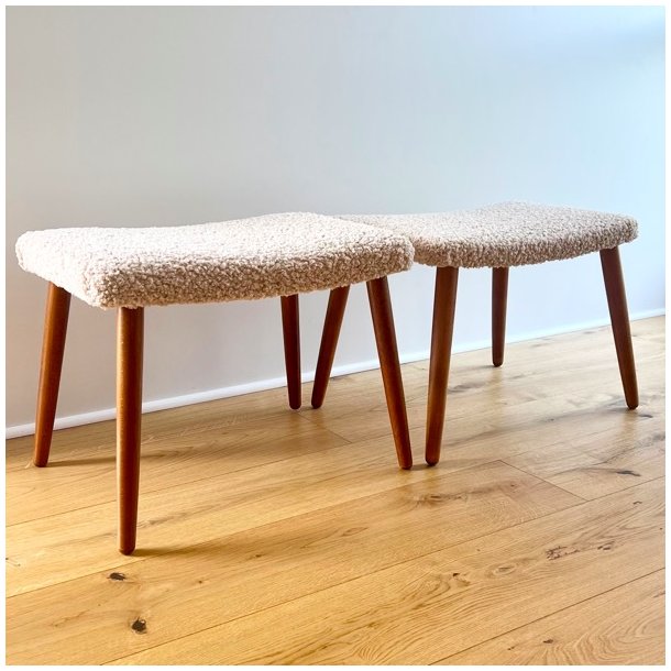 Skammel med 4 teak ben + teddy stof