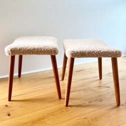 Skammel med 4 teak ben + teddy stof