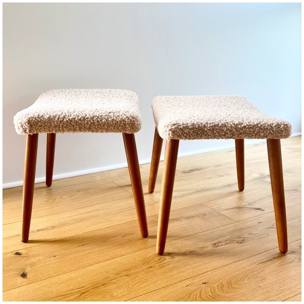 Skammel med 4 teak ben + teddy stof