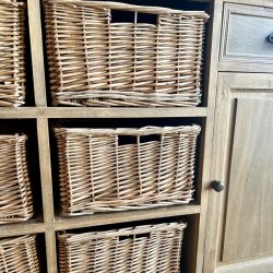 Sknk med skuffer, kurve og skabe