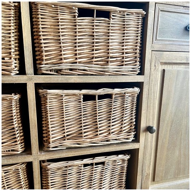 Sknk med skuffer, kurve og skabe