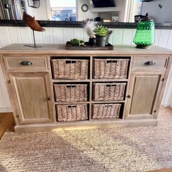 Sknk med skuffer, kurve og skabe