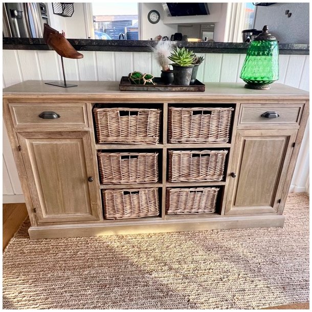 Sknk med skuffer, kurve og skabe