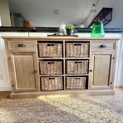 Sknk med skuffer, kurve og skabe