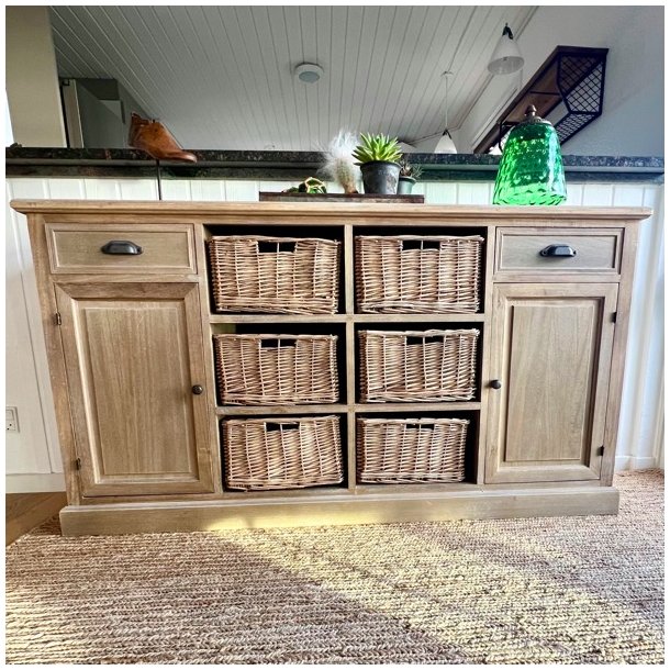 Sknk med skuffer, kurve og skabe