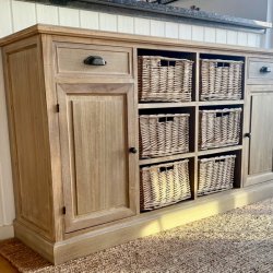 Sknk med skuffer, kurve og skabe