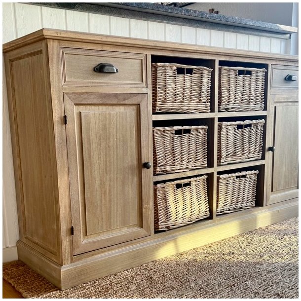 Sknk med skuffer, kurve og skabe