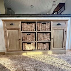 Sknk med skuffer, kurve og skabe