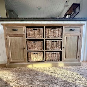 Sk�nk med skuffer, kurve og skabe