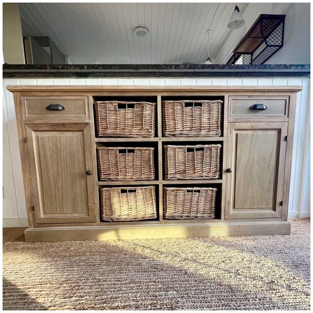 Sknk med skuffer, kurve og skabe