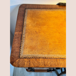 Victoriansk skrivebord med runde hjrner (engelsk)