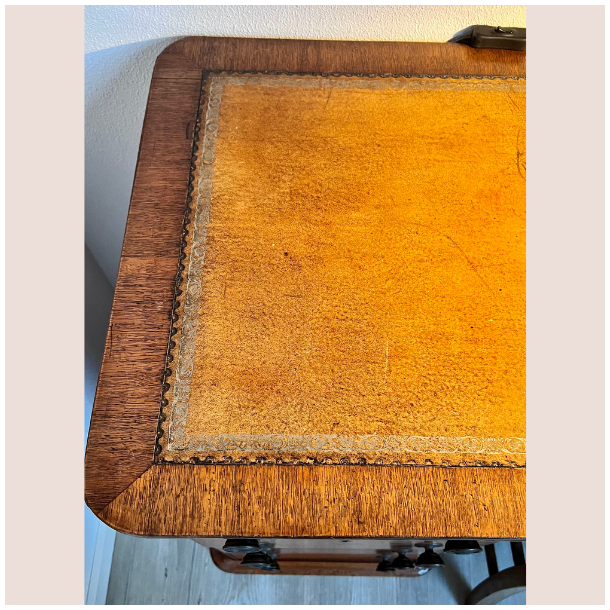 Victoriansk skrivebord med runde hjrner (engelsk)