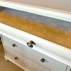 Gl. kommode - sandfarvet, 4 skuffer 