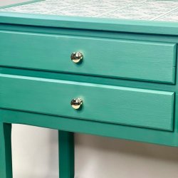 Bord med kakler og skuffer - SOLGT