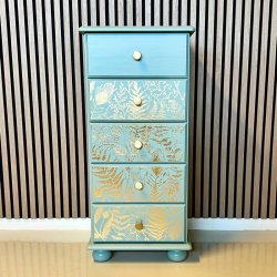 Kommode - smal m/5 skuffer, st�vet g�rn m/guld