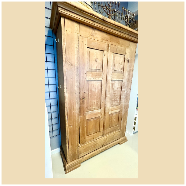 Gammelt afsyret skab SOLGT