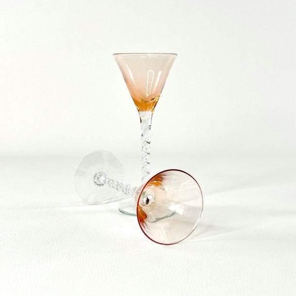 Snapseglas - lyser�d med snoet fod (4 stk samlet)