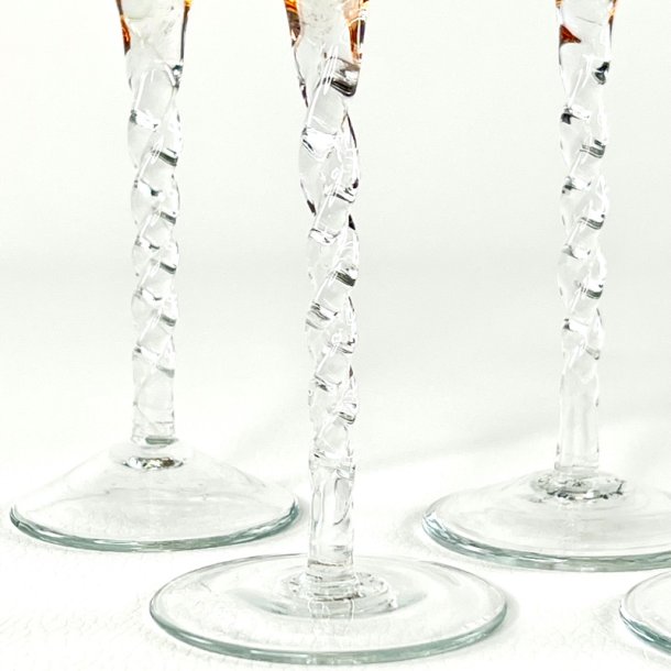 Snapseglas - lyser�d med snoet fod (4 stk samlet)