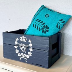 Gl. sodavandskasse - mrkebl m/bi og krone